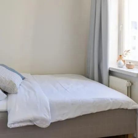 2-bedroom, Steps From The Metro! Apartment