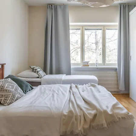 2-bedroom, Steps From The Metro! Helsinki