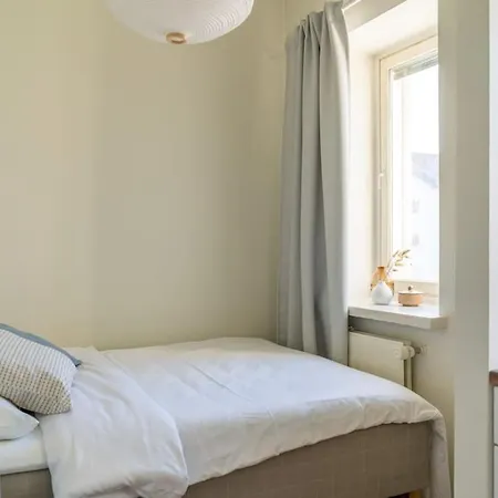 2-bedroom, Steps From The Metro!