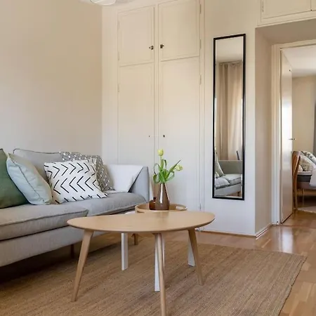 2-bedroom, Steps From The Metro! Appartamento Helsinki