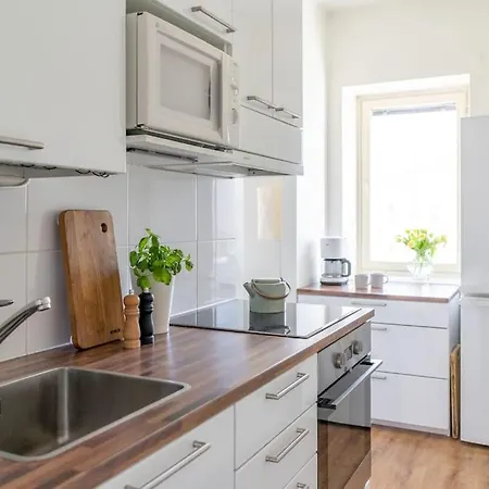 2-bedroom, Steps From The Metro! Appartamento