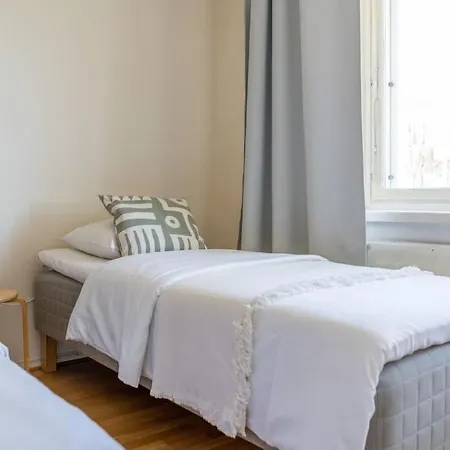 2-bedroom, Steps From The Metro! Helsinki