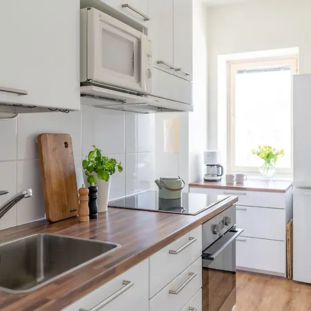 2-bedroom, Steps From The Metro! *