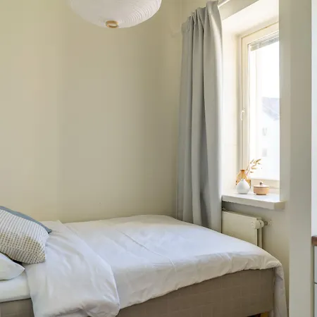 2-bedroom, Steps From The Metro!