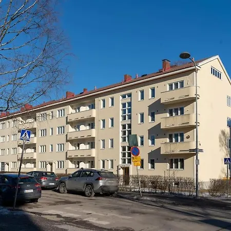 2-bedroom, Steps From The Metro! Apartament